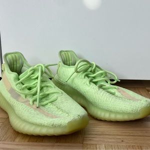 Yeezy 350 v2 glow sneakers size 6M/7W